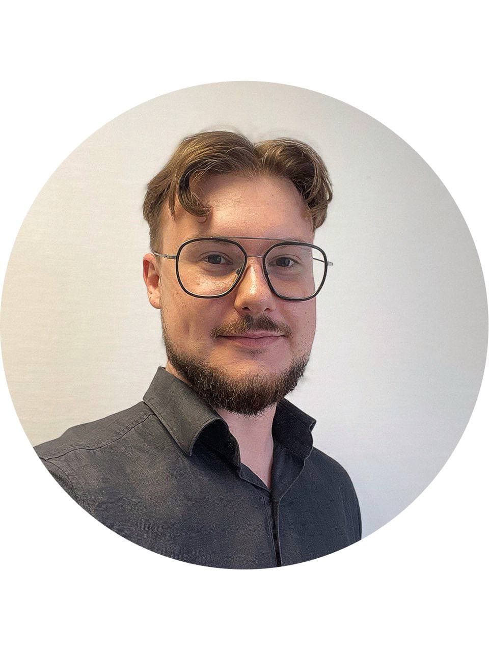 Олег Захаров